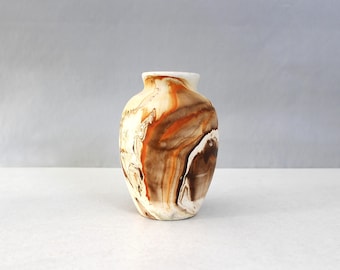 Jarrón grande de cerámica vintage Nemadji con remolinos de color naranja y marrón.