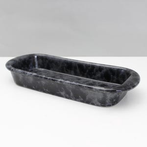 Może przedstawiać: Czarna ceramiczna miska z marmurowym wzorem. Miska jest prostokątna i ma lekko zaokrąglone boki.