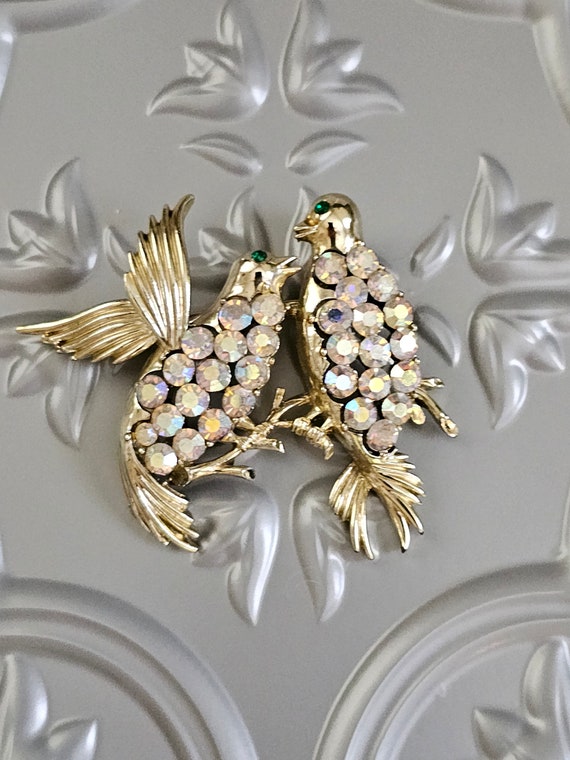 Bird brooch vintage coro Gem