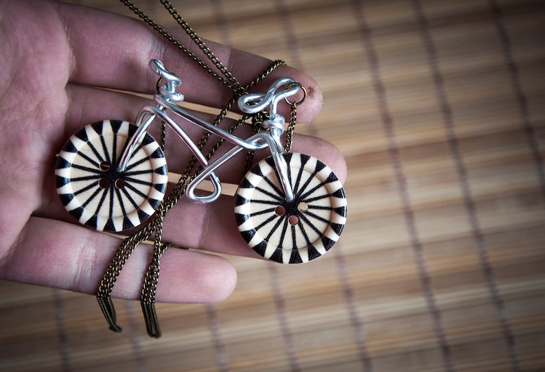 Collar largo con bicicletas de alambre y botones dulces | Etsy