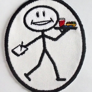 Puede incluir: Un parche bordado blanco con un contorno negro que representa a un camarero de palo llevando una bandeja con una bebida y un sándwich.