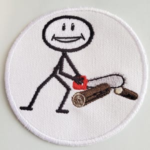 Könnte beinhalten: Ein weißer gestickter Aufnäher mit einer Strichmännchenfigur, die eine Kettensäge hält und einen Baumstamm schneidet. Die Strichmännchenfigur hat ein lächelndes Gesicht.