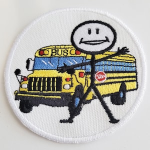Könnte beinhalten: Ein weißer gestickter Aufnäher mit einer Strichmännchenfigur, die neben einem gelben Schulbus steht. Der Bus hat das Wort "BUS" auf der Vorderseite und ein rotes Stoppschild an der Seite. Die Strichmännchenfigur lächelt und hat die Arme ausgestreckt.