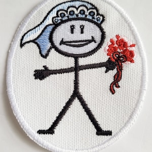 Op de afbeelding: Witte geborduurde patch met een stokfiguur bruid die een blauwe sluier draagt en een rood bloemenboeket vasthoudt.