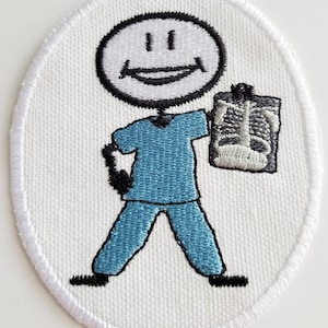 Könnte beinhalten: Gestickter Aufnäher mit einem lächelnden Strichmännchen in blauer Arbeitskleidung, das ein Röntgenbild hält. Der Aufnäher hat einen weißen ovalen Rand und ist mit schwarzem und blauem Faden gestaltet.