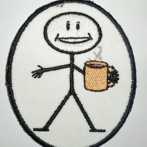 Könnte beinhalten: Ein weißer gestickter Aufnäher mit einer Strichmännchenfigur, die eine dampfende Tasse Kaffee hält. Die Strichmännchenfigur hat ein lächelndes Gesicht.