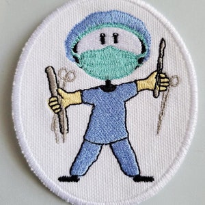 Puede incluir: Parche bordado para planchar con un cirujano de dibujos animados que lleva un traje azul de quirófano y una mascarilla quirúrgica, sosteniendo dos instrumentos quirúrgicos.