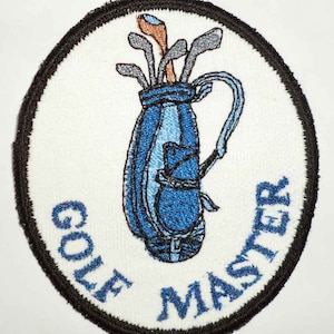 Op de afbeelding: Gestikt patch met een blauwe golftas en golfclubs, omgeven door een zwarte cirkel met witte tekst die "GOLF MASTER" luidt.