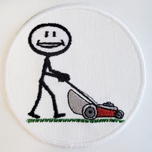 Könnte beinhalten: Gestickter Aufnäher mit einer schwarzen Strichmännchen-Figur, die einen Rasen mit einem roten und grauen Rasenmäher mäht. Das Gras ist grün. Der Aufnäher ist kreisförmig mit weißem Hintergrund. Thema: Gartenarbeit.