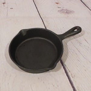 Vintage Small Cast Iron Skillet, One Egg Size, CI07