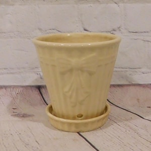 Shawnee Pottery Flower Pot with Attached Saucer, Off-White Shawnee Planter, Vintage Shawnee Pottery, Cottage Style, PV762