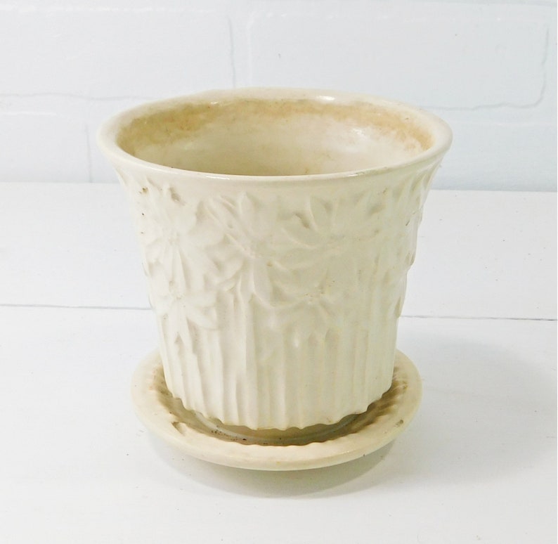 P84 Vintage McCoy Pottery Daisy Flower Pot with Attached Saucer