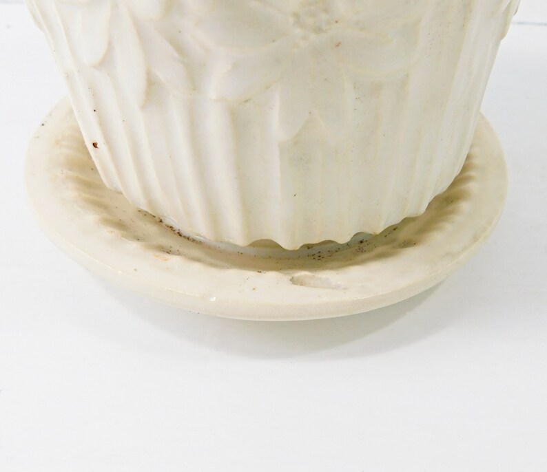P84 Vintage McCoy Pottery Daisy Flower Pot with Attached Saucer
