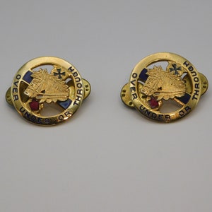 Insignias de la Caballería de EE. UU., 104.ª Caballería de Pensilvania, par de insignias militares doradas, superpuestas, J01