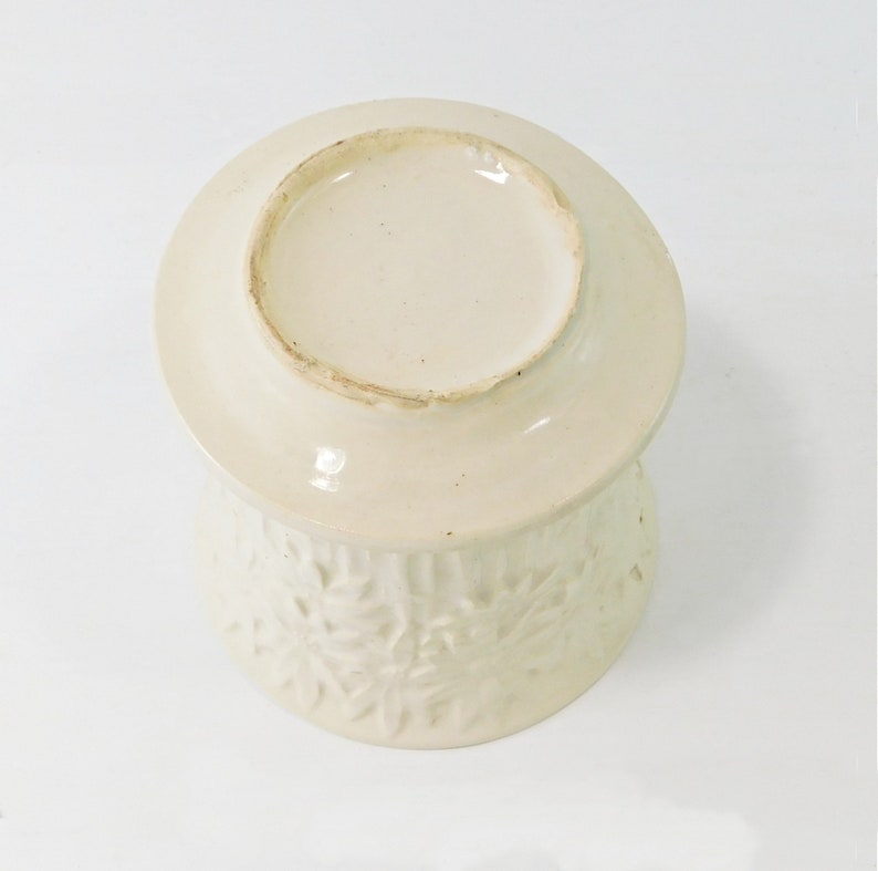 P84 Vintage McCoy Pottery Daisy Flower Pot with Attached Saucer