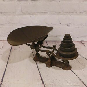 Vintage Cast Iron Balance Scale with Tin Scale Pan & Set of Iron Weights, SC41
