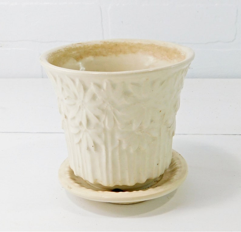 P84 Vintage McCoy Pottery Daisy Flower Pot with Attached Saucer