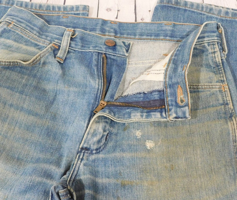 Vintage Wrangler Jeans, 32 Short, Well Worn Boot Cut Jeans with Natural Fading and Holes, CA01 image 8