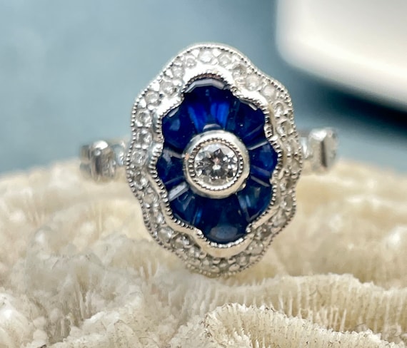 14K 585 White Gold Shield Cut Sapphire Ring Art D… - image 1