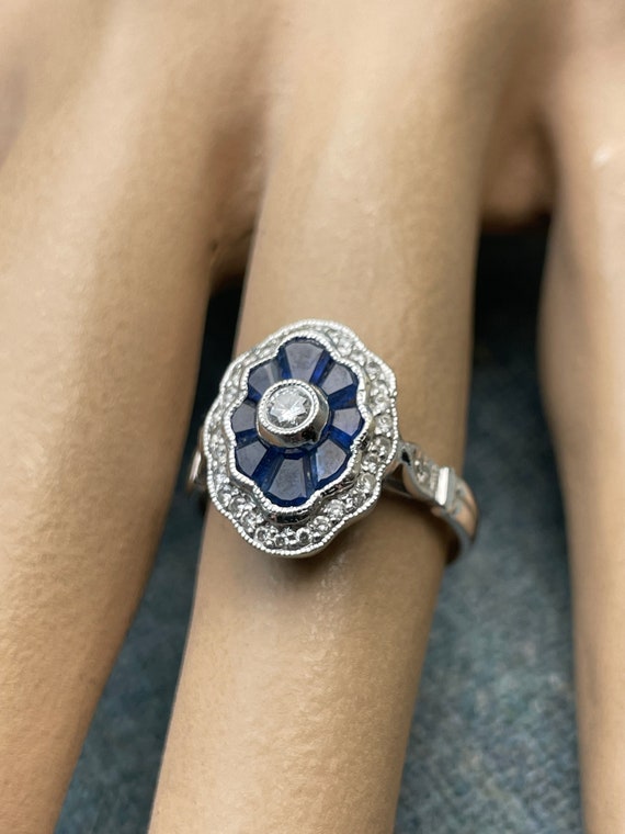 14K 585 White Gold Shield Cut Sapphire Ring Art D… - image 9