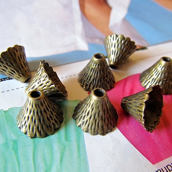 Tapas de cuentas de cono de latón antiguas, reductor de collar de bronce, terminadores de cono de bronce grabado, tapa de cuentas de bronce, cono de latón de peltre, 15 piezas