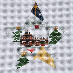 Puede incluir: Dise&ntilde;o de estrella navide&ntilde;a cosido a mano sobre lienzo. La estrella presenta una casa marr&oacute;n con detalles en rojo, &aacute;rboles de Navidad verdes y una bandera amarilla y azul. El dise&ntilde;o est&aacute; sobre un fondo gris claro.