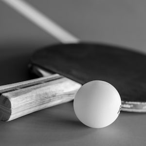 Table Tennis Print, Game Room Wall Art, Ping Pong, Man Cave Sports Decor, Black and White Art on Print, Canvas or Metal afbeelding 1