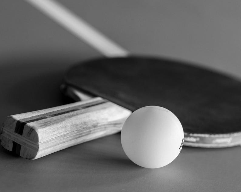 Table Tennis Print, Game Room Wall Art, Ping Pong, Man Cave Sports Decor, Black and White Art on Print, Canvas or Metal afbeelding 1