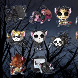 Puede incluir: Ilustraciones de gatos de dibujos animados con temática de terror. Cada gato está diseñado para parecerse a personajes de películas de terror, con máscaras, armas y disfraces. El fondo presenta un bosque oscuro y silueteado.