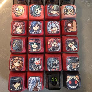Puede incluir: Una colección de diecinueve teclas cuadradas para teclado mecánico dispuestas en una cuadrícula. Cada tecla presenta una ilustración de personaje estilo anime o un diseño gráfico único en varios colores. Una tecla negra muestra el texto verde 4$.