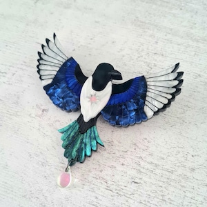 Broche ou collier Pie en vol