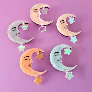 Mond und Sterne kosmischer Pin oder Anhänger