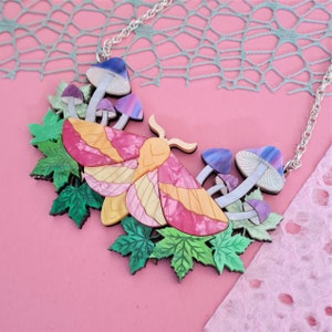 Rosy Ahorn Motte und Pilze Halskette