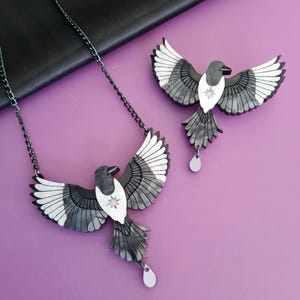 Broche ou collier pie mystique