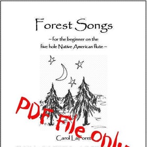 Può includere: Illustrazione in bianco e nero di una luna e stelle con tre pini in primo piano. Il testo "Forest Songs" è in cima alla pagina. Il testo "~for the beginner on the five hole Native American flute ~" è sotto il titolo. Il testo "PDF File Only" è in lettere rosse e bianche sopra l'immagine. Il testo "Carol La Foret" è sotto l'immagine. Il testo sotto l'immagine dice: "Questo file è da utilizzare solo dall'Acquirente Originale. L'Acquirente Originale avrà solo il diritto di visualizzare, salvare e stampare questo file, e avrà anche il diritto di creare e conservare una copia di backup di questo file per uso personale. Questo file non può essere riprodotto, copiato, distribuito, venduto, pubblicato online o trasmesso con altri mezzi elettronici o fisici a terzi senza il consenso scritto espresso di flutesonline.com."