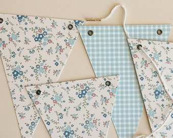 Garland Banner Bunting for Picnic and Nursery Decoration | Cottagecore Wallpaper Pattern | Vintage-Inspired Wall Decor