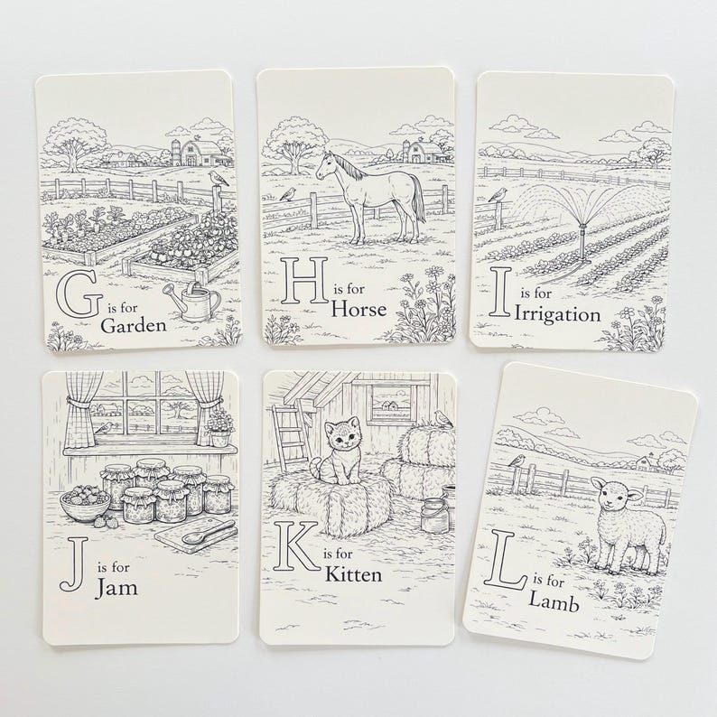 Peut inclure: Six cartes blanches avec des dessins au trait noirs de sc&egrave;nes de ferme et de lettres. Les cartes pr&eacute;sentent un jardin, un cheval, une irrigation, de la confiture, un chaton et un agneau. Chaque carte a une lettre et un mot : G pour Jardin, H pour Cheval, I pour Irrigation, J pour Confiture, K pour Chat et L pour Agneau.