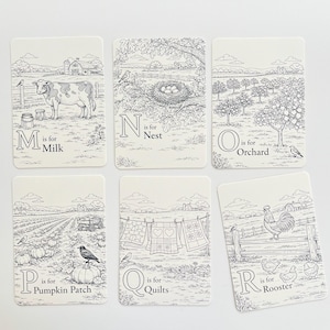 Peut inclure: Six cartes illustr&eacute;es avec des dessins au trait noirs sur fond blanc. Chaque carte pr&eacute;sente une lettre de l'alphabet et une image associ&eacute;e : Lait, Nid, Verger, Champs de citrouilles, Couvertures et Coq. Les cartes ont un th&egrave;me de ferme.