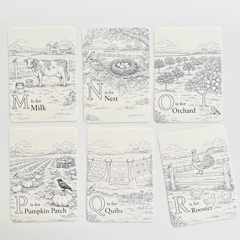 Peut inclure: Six cartes illustr&eacute;es avec des dessins au trait noirs sur fond blanc. Chaque carte pr&eacute;sente une lettre de l'alphabet et une image associ&eacute;e : Lait, Nid, Verger, Champs de citrouilles, Couvertures et Coq. Les cartes ont un th&egrave;me de ferme.