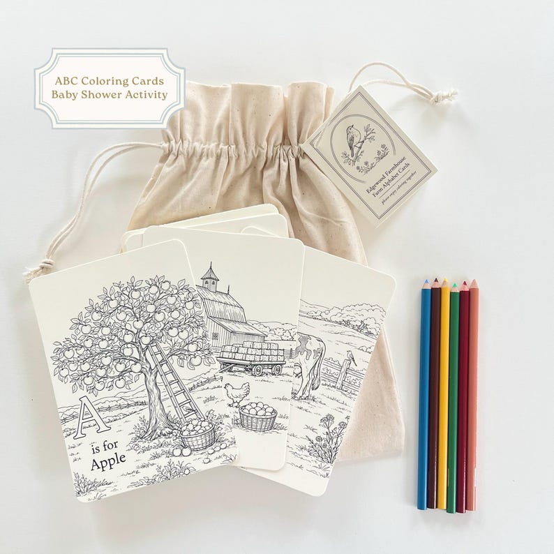 Peut inclure: Un ensemble de cartes de coloriage ABC avec des illustrations sur le th&egrave;me de la ferme, dont un pommier et une grange, avec le texte "ABC Coloring Cards Baby Shower Activity". Les cartes sont dans un sac en tissu beige avec des crayons de couleur.