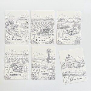 Peut inclure: Six cartes illustr&eacute;es avec des dessins au trait noirs sur fond cr&egrave;me. Les cartes pr&eacute;sentent des images sur le th&egrave;me de la ferme et du texte : tournesols, tracteur, parapluie, l&eacute;gumes, moulin &agrave; vent et portes de grange.