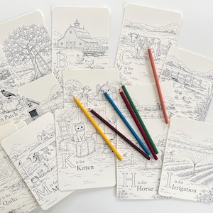 Peut inclure: Ensemble de cartes &agrave; colorier sur le th&egrave;me de la ferme, avec les lettres de l'alphabet de A &agrave; I. Chaque carte pr&eacute;sente une illustration en noir et blanc et le mot associ&eacute; &agrave; la lettre. Plusieurs crayons de couleur sont pos&eacute;s sur les cartes.