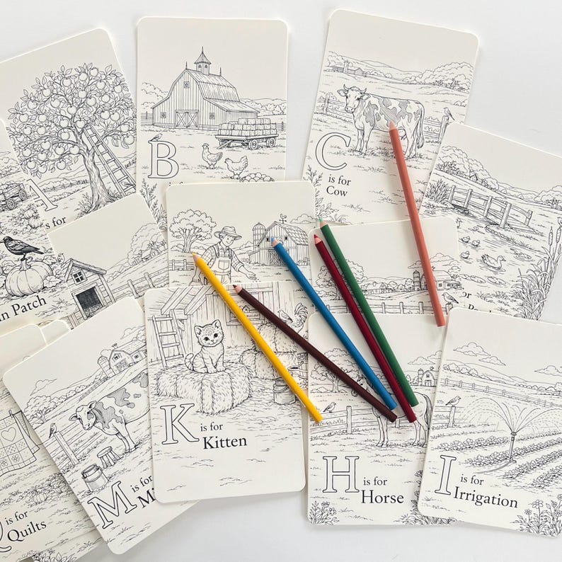 Peut inclure: Ensemble de cartes &agrave; colorier sur le th&egrave;me de la ferme, avec les lettres de l'alphabet de A &agrave; I. Chaque carte pr&eacute;sente une illustration en noir et blanc et le mot associ&eacute; &agrave; la lettre. Plusieurs crayons de couleur sont pos&eacute;s sur les cartes.