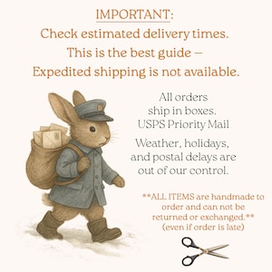 Peut inclure: Illustration d'un lapin postier en uniforme gris et casquette, portant un sac de lettres. Le texte indique de v&eacute;rifier les d&eacute;lais de livraison et mentionne les articles faits &agrave; la main.