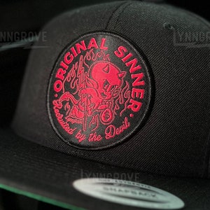 Puede incluir: Gorra de béisbol negra con un parche bordado en rojo que dice "Original Sinner Recruited by the Devil".