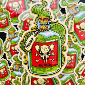 Peut inclure: Un tas d'autocollants en forme de flacon de poison vert et rouge avec un crâne et des os croisés et le texte "x Rat Poison x" et "LYNNGROVE".