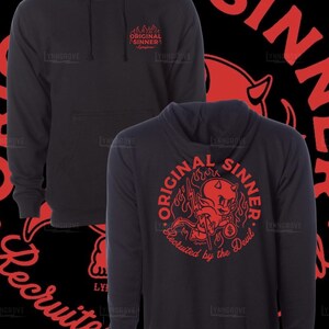 Puede incluir: Sudadera con capucha negra con un estampado rojo de un diablo de dibujos animados que sostiene una bolsa de dinero. El texto "Original Sinner" está escrito en un círculo alrededor del diablo con las palabras "Recruited by the Devil" debajo.