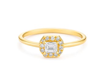 Anillo de compromiso de oro de 14 k con corte esmeralda: halo de diamantes y diseño de espacio abierto.