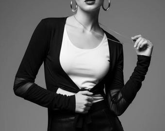 Chaqueta corta Neo Noir Jersey: Cárdigan negro de algodón con mangas transparentes