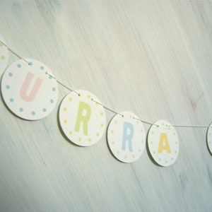 Papiergirlande HURRA, Girlande Geburt , Namensgirlande, personalisierbare Girlande, Babyverkündung, Geschenk zur Geburt, Willkommesgirlande